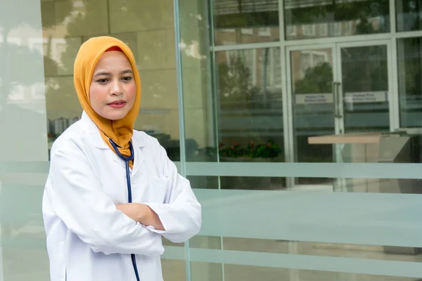 Kendine Güvenen Kadın Doktor Ofisi Infront Ayakta Kamera Sağlık Önleme — Stok fotoğraf