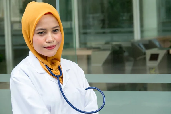 Médica Confiante Frente Escritório Sorrindo Para Câmera Cuidados Saúde Conceito — Fotografia de Stock