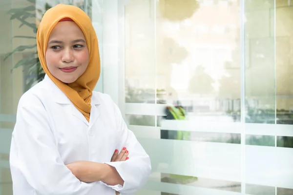 Dokter Wanita Yang Percaya Diri Berdiri Depan Kantor Dan Tersenyum — Stok Foto