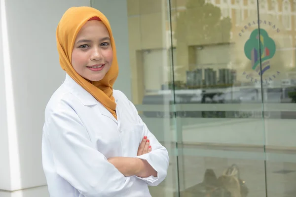 Dokter Wanita Yang Percaya Diri Berdiri Depan Kantor Dan Tersenyum — Stok Foto