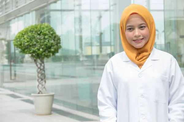 Dokter Wanita Yang Percaya Diri Berdiri Depan Kantor Dan Tersenyum — Stok Foto