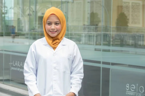 Dokter Wanita Yang Percaya Diri Berdiri Depan Kantor Dan Tersenyum — Stok Foto