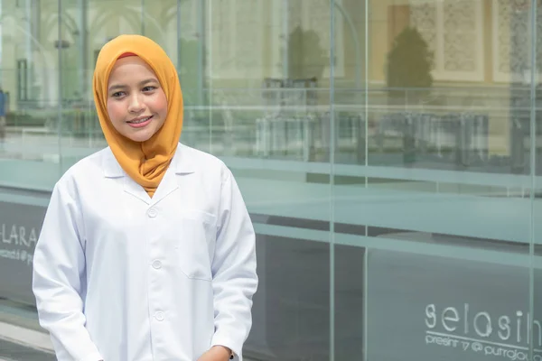 Dokter Wanita Yang Percaya Diri Berdiri Depan Kantor Dan Tersenyum — Stok Foto