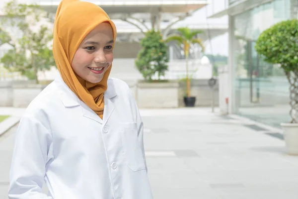 Dokter Wanita Yang Percaya Diri Berdiri Depan Kantor Dan Tersenyum — Stok Foto