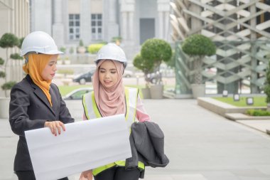 Profesyonel kadın mühendisler inşaat açık, görüşüyorlar.