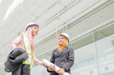 Profesyonel kadın mühendisler inşaat açık, görüşüyorlar.