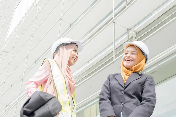 Professional Woman Engineers Discussing Construction Outdoor — Stock Photo, Image