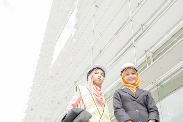 Professionele Vrouw Ingenieurs Debatteren Bouw Buiten — Stockfoto