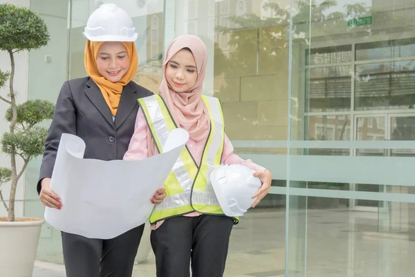 Профессиональные Женщины Инженеры Обсуждают Строительство Открытом Воздухе — стоковое фото
