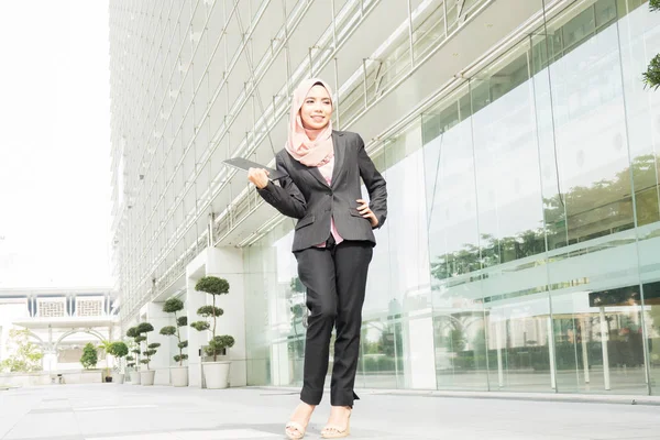 Mujer Musulmana Joven Usar Teléfono Inteligente Área Oficina Exterior —  Fotos de Stock