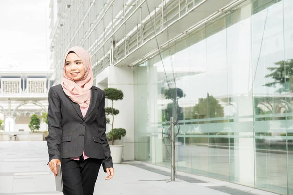 Jonge Moslimvrouw Gebruik Slimme Telefoon Buiten Kantoorruimte — Stockfoto