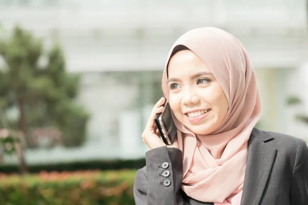 Young Muslim Woman Use Smart Phone Garden — Stock Photo, Image