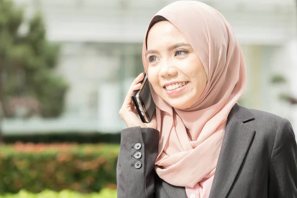 Mujer Musulmana Joven Usar Teléfono Inteligente Jardín —  Fotos de Stock