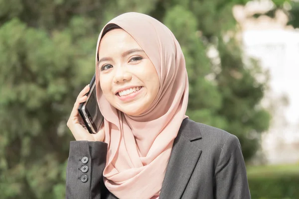 Mujer Musulmana Joven Usar Teléfono Inteligente Jardín —  Fotos de Stock