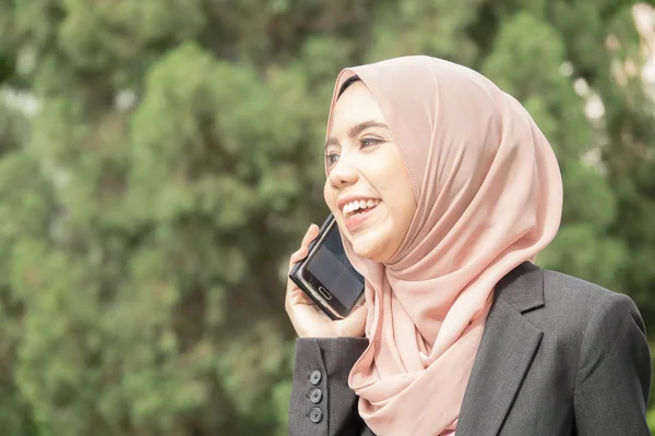 Jonge Moslimvrouw Gebruik Slimme Telefoon Een Tuin — Stockfoto