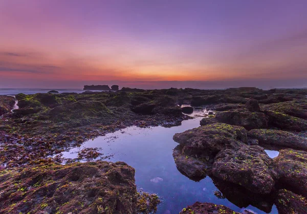 Sunset Como Visto Mengening Beach Bali Indonésia Pedras Musgosas Primeiro — Fotografia de Stock