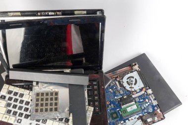 Eski dizüstü bilgisayarlar üzerinde beyaz izole.