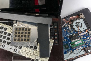 Eski dizüstü bilgisayarlar üzerinde beyaz izole.