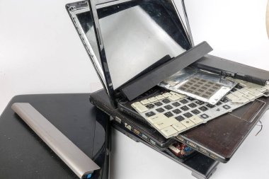 Eski dizüstü bilgisayarlar üzerinde beyaz izole.