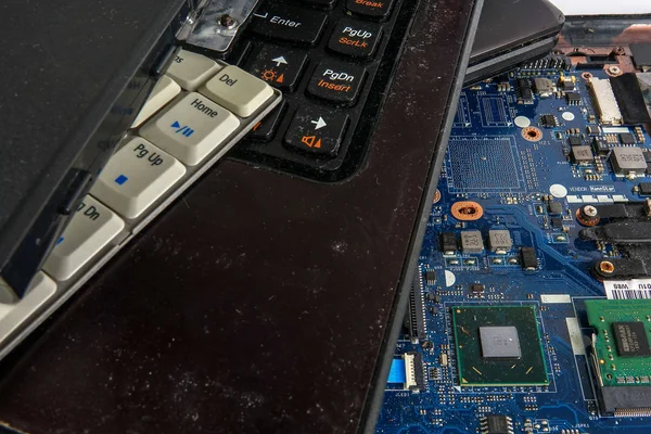 Eski dizüstü bilgisayarlar üzerinde beyaz izole.