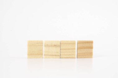 ahşap bloklar üzerinde beyaz izole.