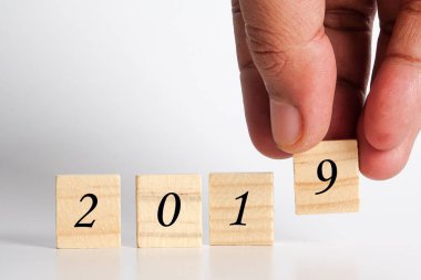 Adam el ahşap blok ve üzerinde yazılı 2019 düzenlenmesi kapatın.