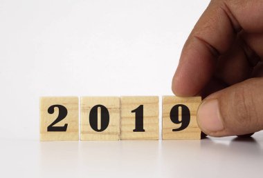 Adam el ahşap blok ve üzerinde yazılı 2019 düzenlenmesi kapatın.