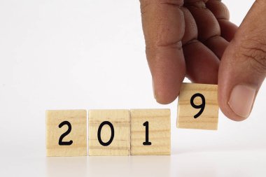 Adam el ahşap blok ve üzerinde yazılı 2019 düzenlenmesi kapatın.