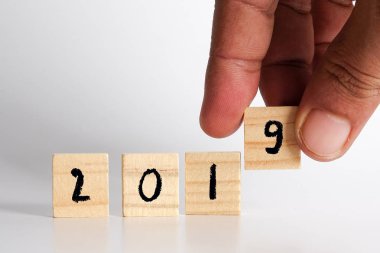 Adam el ahşap blok ve üzerinde yazılı 2019 düzenlenmesi kapatın.