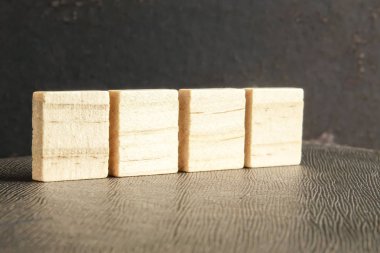Grunge siyah arka plan üzerinde izole boş ahşap scrabble parçaları.