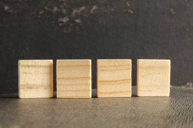Grunge siyah arka plan üzerinde izole boş ahşap scrabble parçaları.