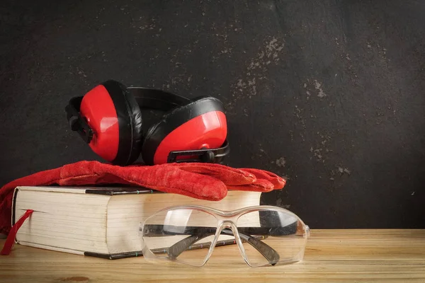 Emanet kişisel koruyucu Equipment(Ppe) rustik siyah zemin.