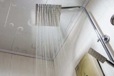 Temiz banyo sıhhi aletleri.