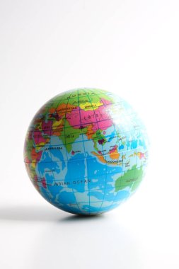 Dünya küre üzerinde beyaz izole. Küreselleşme kavramı