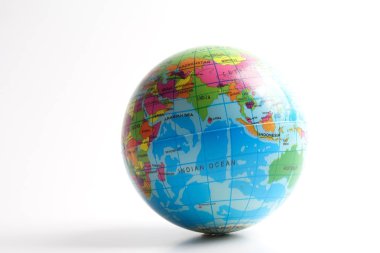 Dünya küre üzerinde beyaz izole. Küreselleşme kavramı
