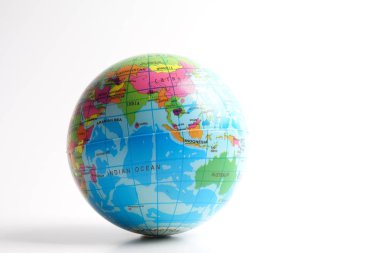 Dünya küre üzerinde beyaz izole. Küreselleşme kavramı