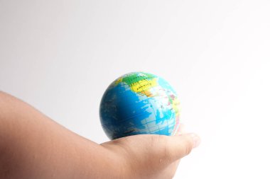 Bir palm üzerinde beyaz bir dünya dünya. Küreselleşme kavramı