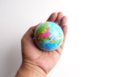 Bir palm üzerinde beyaz bir dünya dünya. Küreselleşme kavramı
