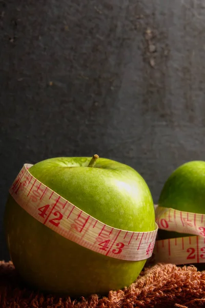 Υγεία Lifestyle Έννοια Πράσινα Μήλα Και Μετρώντας Ταινία Πάνω Από — Φωτογραφία Αρχείου