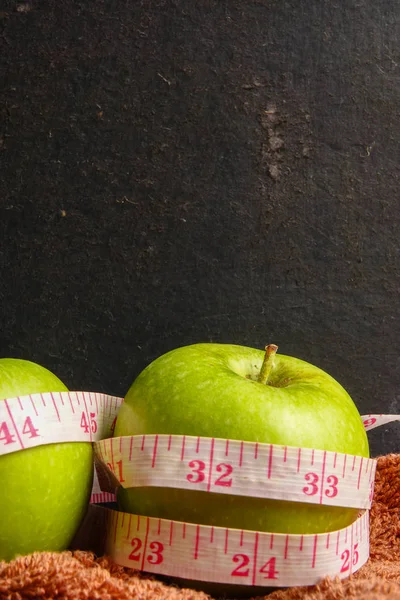 Health Lifestyle Konzept Grüne Äpfel Und Maßband Vor Schwarzem Rustikalem — Stockfoto