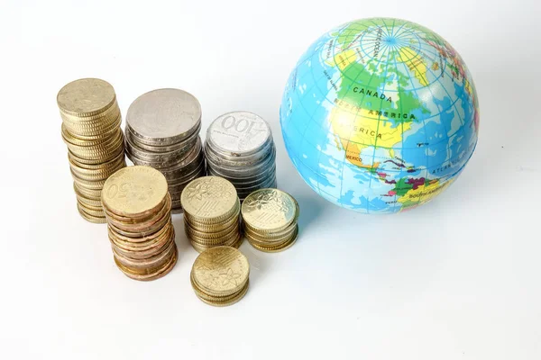 Weltwirtschaftskonzept Mit Kugel Und Gestapelten Münzen Über Weißem Grund — Stockfoto