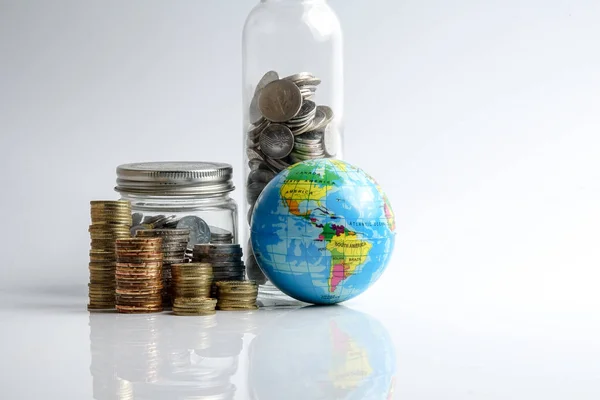 Wereldeconomie Concept Met Bol Globe Gestapeld Van Munten Wit — Stockfoto