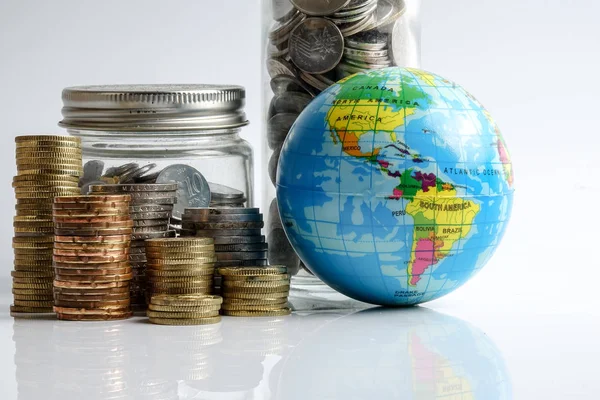 Concepto Economía Global Con Globo Esfera Apilado Monedas Sobre Blanco — Foto de Stock