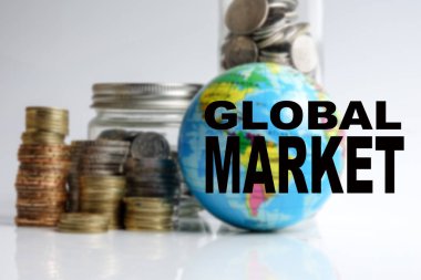 Küresel ekonominin finansal kavramı küre küre, sikke ve yazıt küresel pazarın yığılmış ile. Bulanık resim