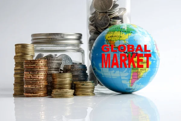 Globální Ekonomika Finanční Koncept Koule Zeměkoule Skládaný Mincí Nápis Globálního — Stock fotografie