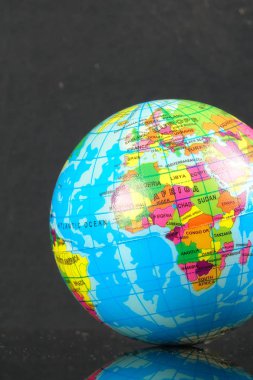 Dünya küre siyah yansıma ile.