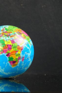 Dünya küre siyah yansıma ile.