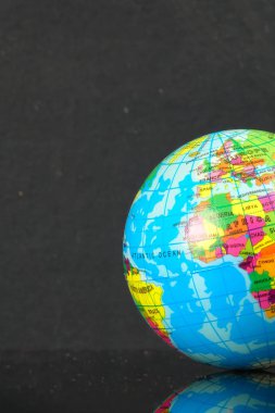 Dünya küre siyah yansıma ile.