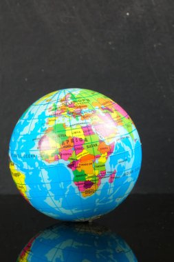 Dünya küre siyah yansıma ile.