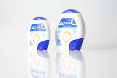 Kuala Lumpur, 5 Şubat 2019: bir kutu üzerinde beyaz izole eşit yapay tatlandırıcı. Eşit Eğer Pazarlama Corp tarafından pazarlanmaktadır.